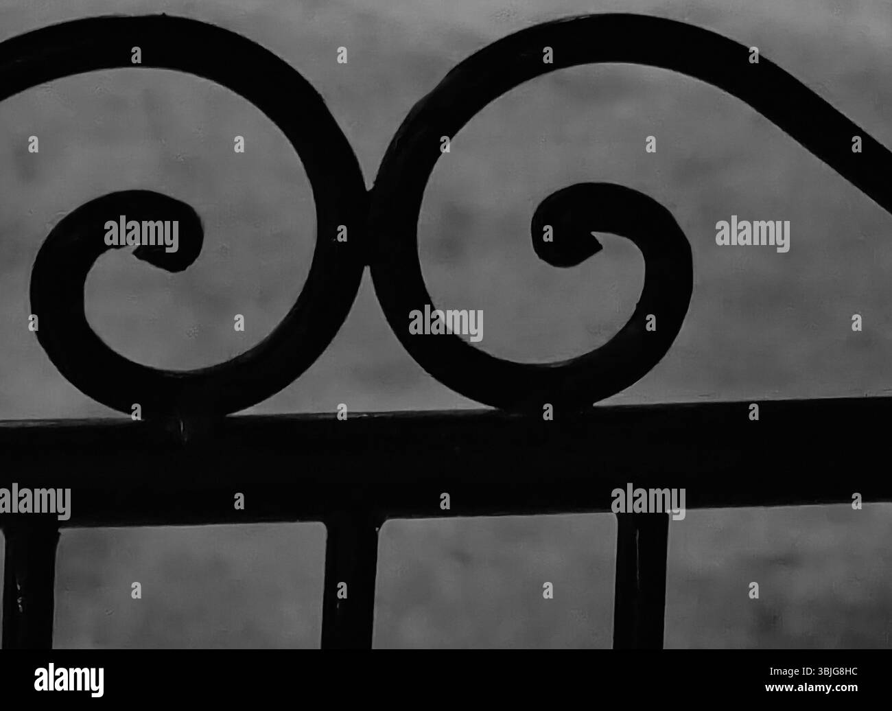 Fibonacci-Kurvenschmuck auf Stuhl. Monochrome Nachttöne. Stockfoto