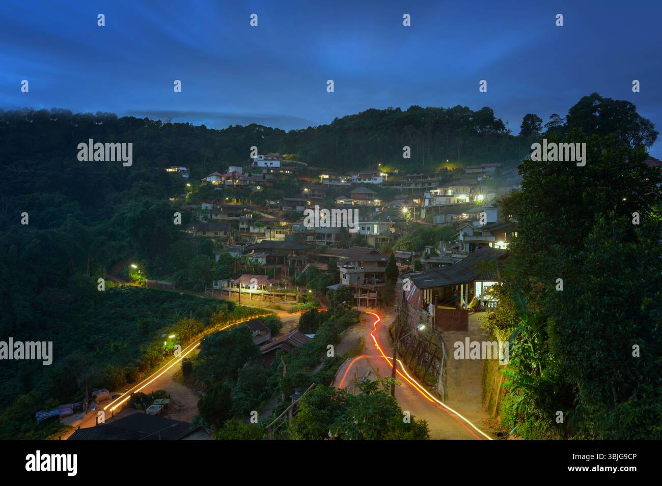Dorf auf einem Hügel im Morgennebel, Chiang rai, Mueang Chiang rai, Thailand Stockfoto