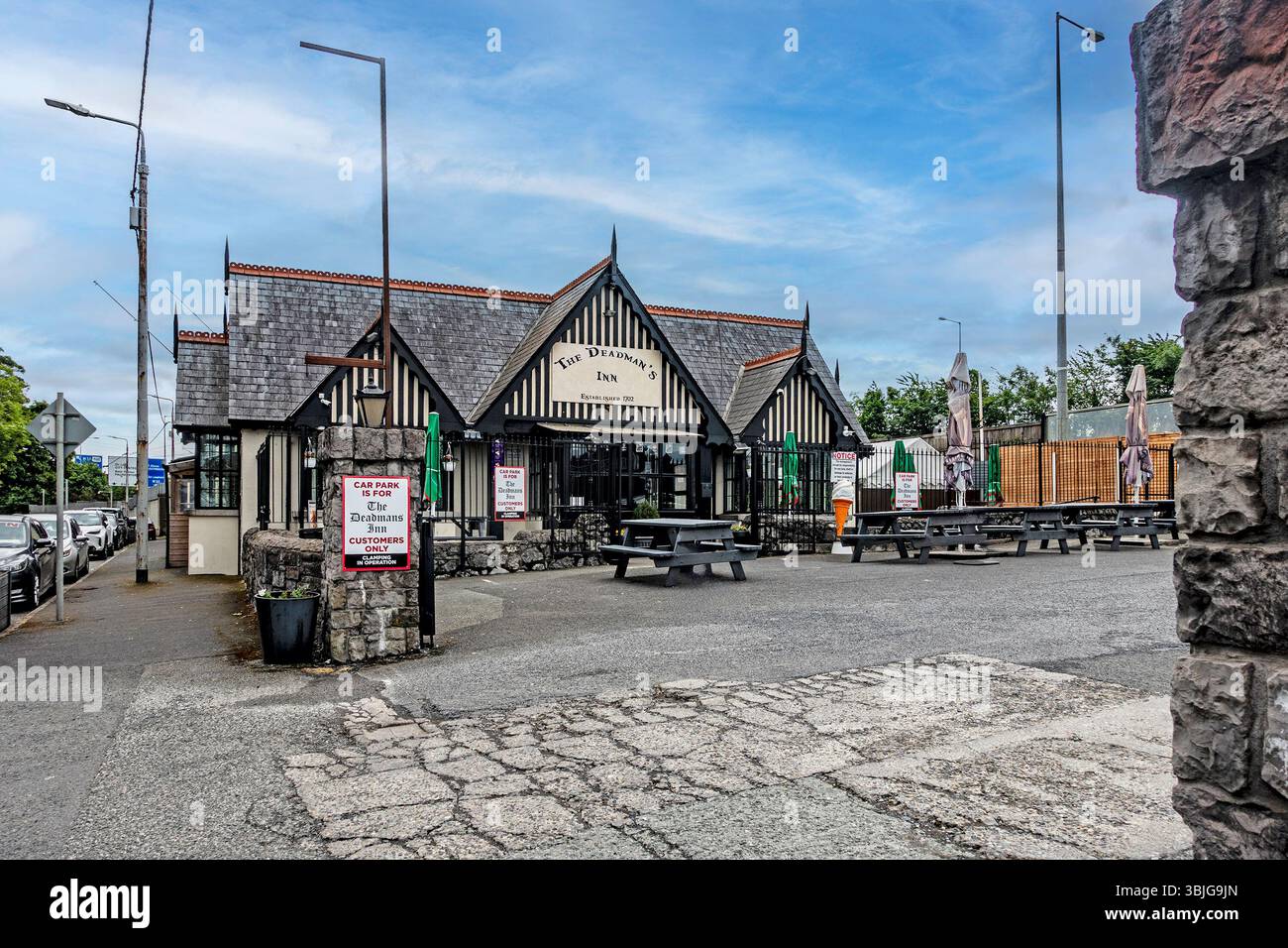 Das Deadman's Inn, ein historischer Pub, der 1702 in der Nähe von Lucan, Dublin, gegründet wurde, mit Architektur im Tudor-Stil und Sitzbereich im Freien. Stockfoto