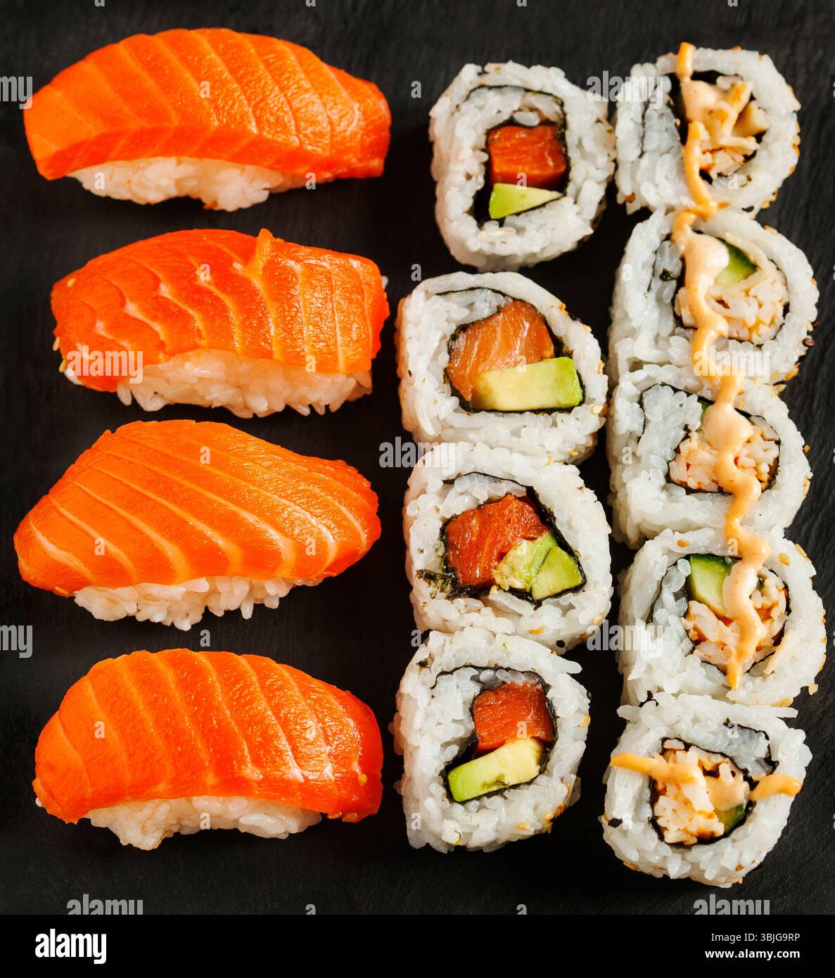Blick von oben auf Lachs Nigiri mit Lachs und Avocado california Brötchen Stockfoto