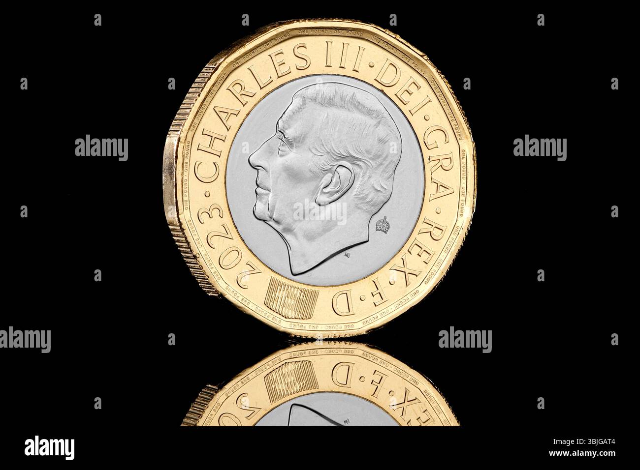 Die erste britische 1-Pfund-Münze mit einem Porträt von König Charles II., auf dem auch ein spezielles Sonderzeichen abgebildet ist. Stockfoto