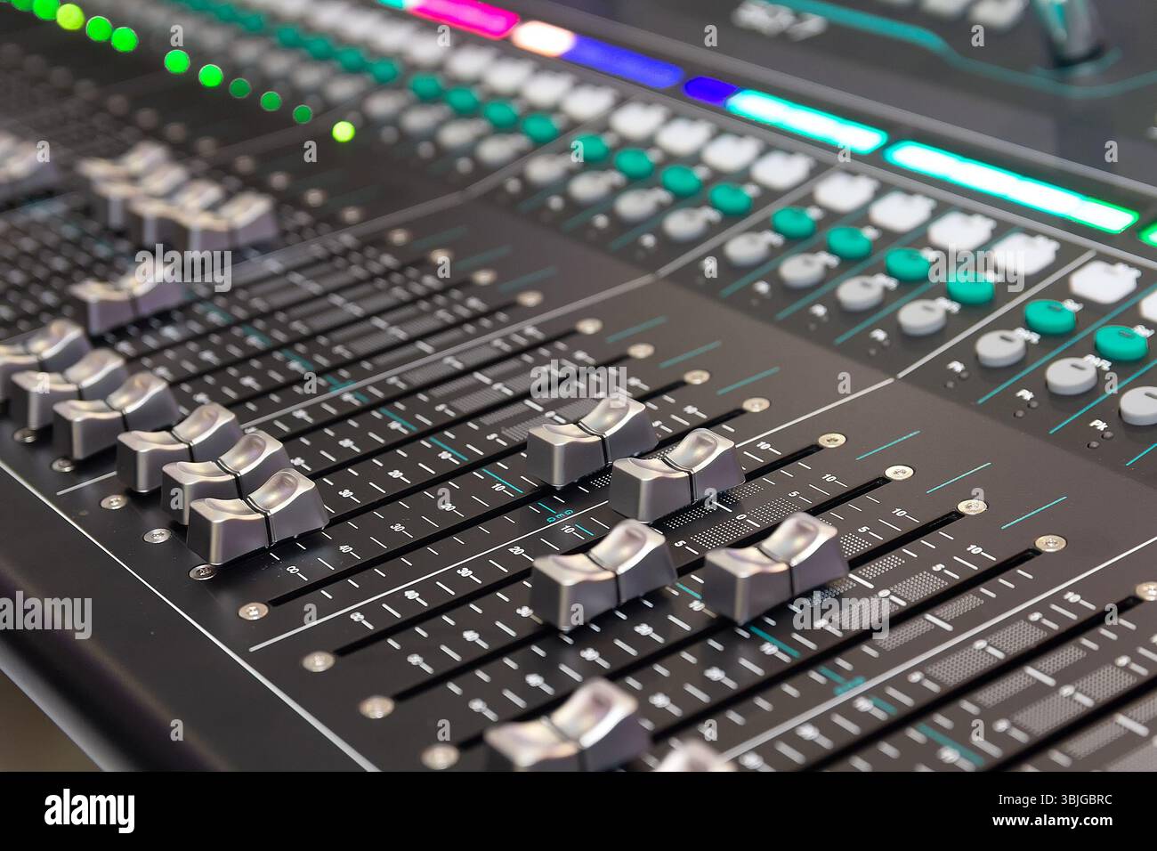 Großer professioneller Equalizer im Studio. Mischpult, Sound- und Musikaufnahmeindustrie, moderne Ausstattung Stockfoto