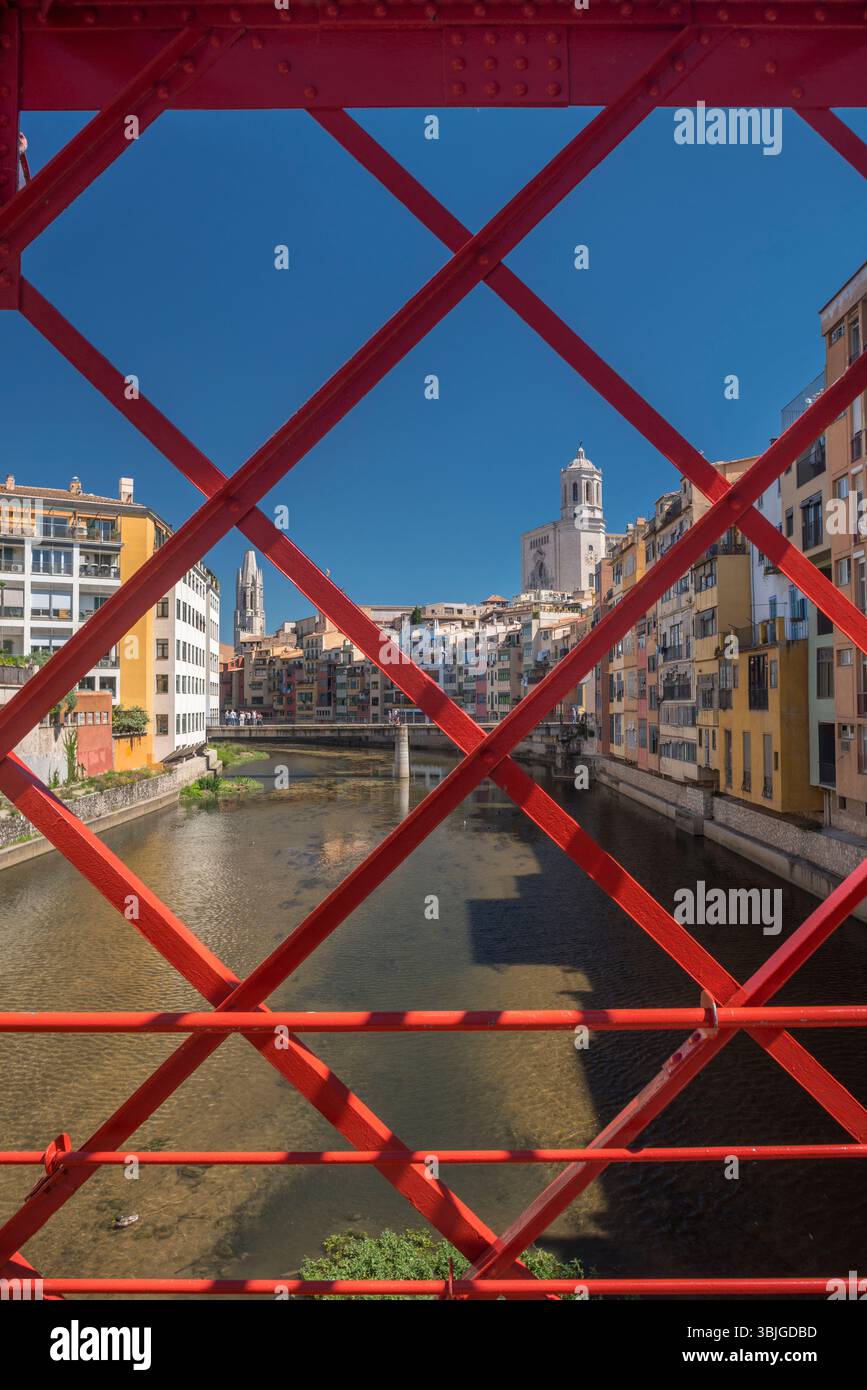 PONT DE LAS PEIXATERIES VELLES FUSSGÄNGERBRÜCKE (©GUSTAVE EIFFEL & CO 1877) CASAS PENJADES ONYAR FLUSS GIRONA STADT KATALONIEN SPANIEN Stockfoto