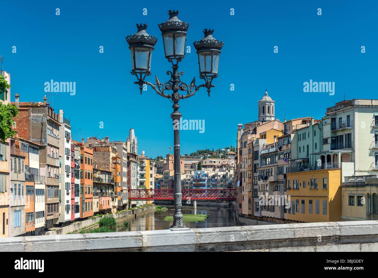 LATERNE ALTE STEINBRÜCKE CASAS PENJADES ONYAR FLUSS GIRONA STADT KATALONIEN SPANIEN Stockfoto