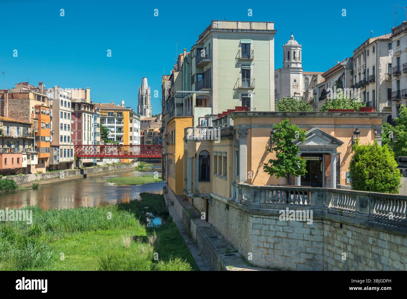 PONT DE LAS PEIXATERIES VELLES FUSSGÄNGERBRÜCKE (©GUSTAVE EIFFEL & CO 1877) CASAS PENJADES ONYAR FLUSS GIRONA STADT KATALONIEN SPANIEN Stockfoto
