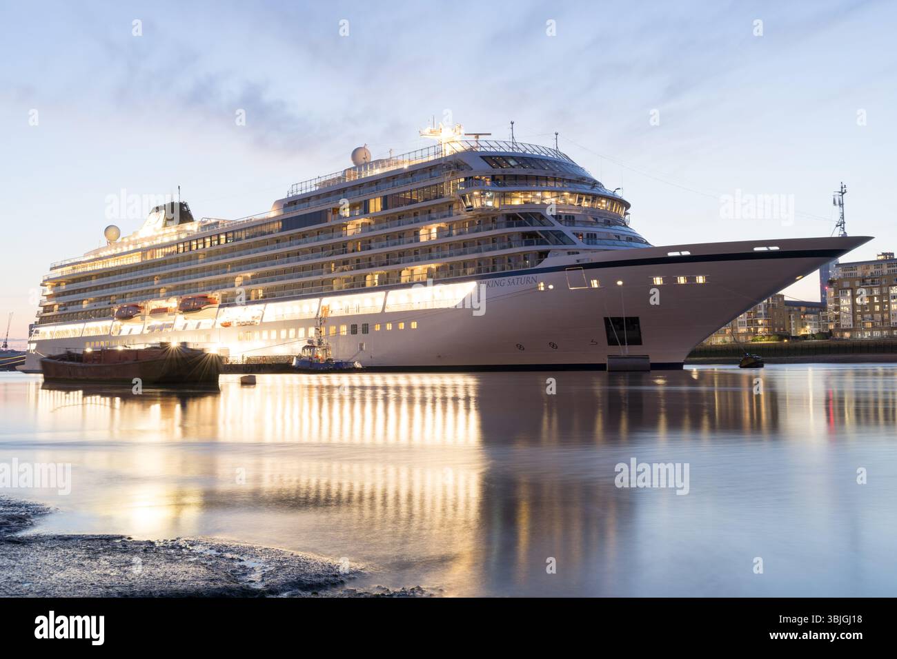 London Greenwich, Großbritannien – 15. Juni 2025: Wetter in Großbritannien. Rote Sonnenuntergangswolken und beschauliches Nachtlicht reflektieren bei Ebbing bei Niedrigwasser in Greenwich, London, mit Viking Saturn Kreuzfahrtschiff in der Ebbing Current Credit: Glosszoom/Alamy Live News. Stockfoto