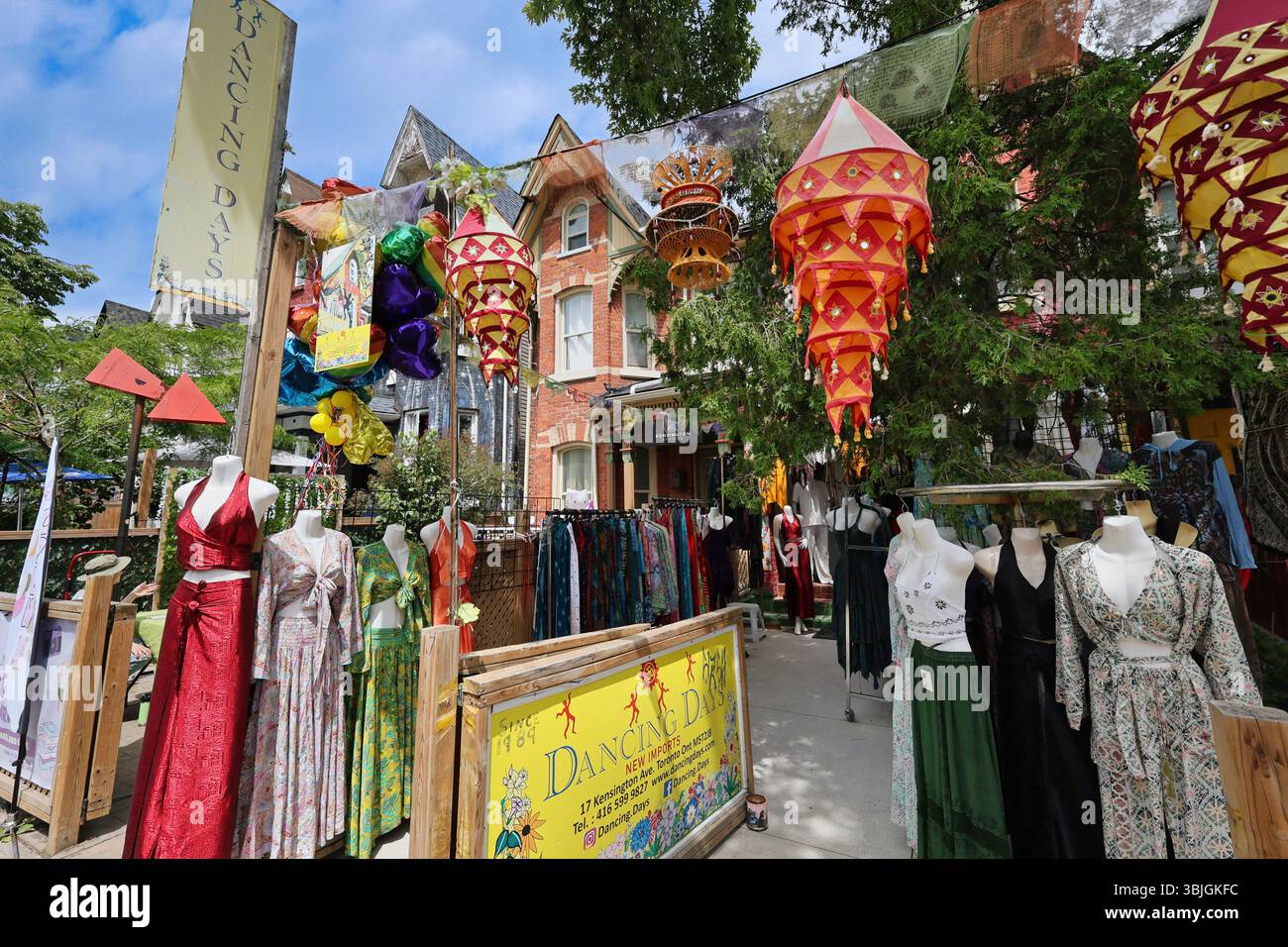 Outdoor-Bekleidungsverkäufer im Vorhof eines alten Hauses, Kensington Market, Toronto Stockfoto