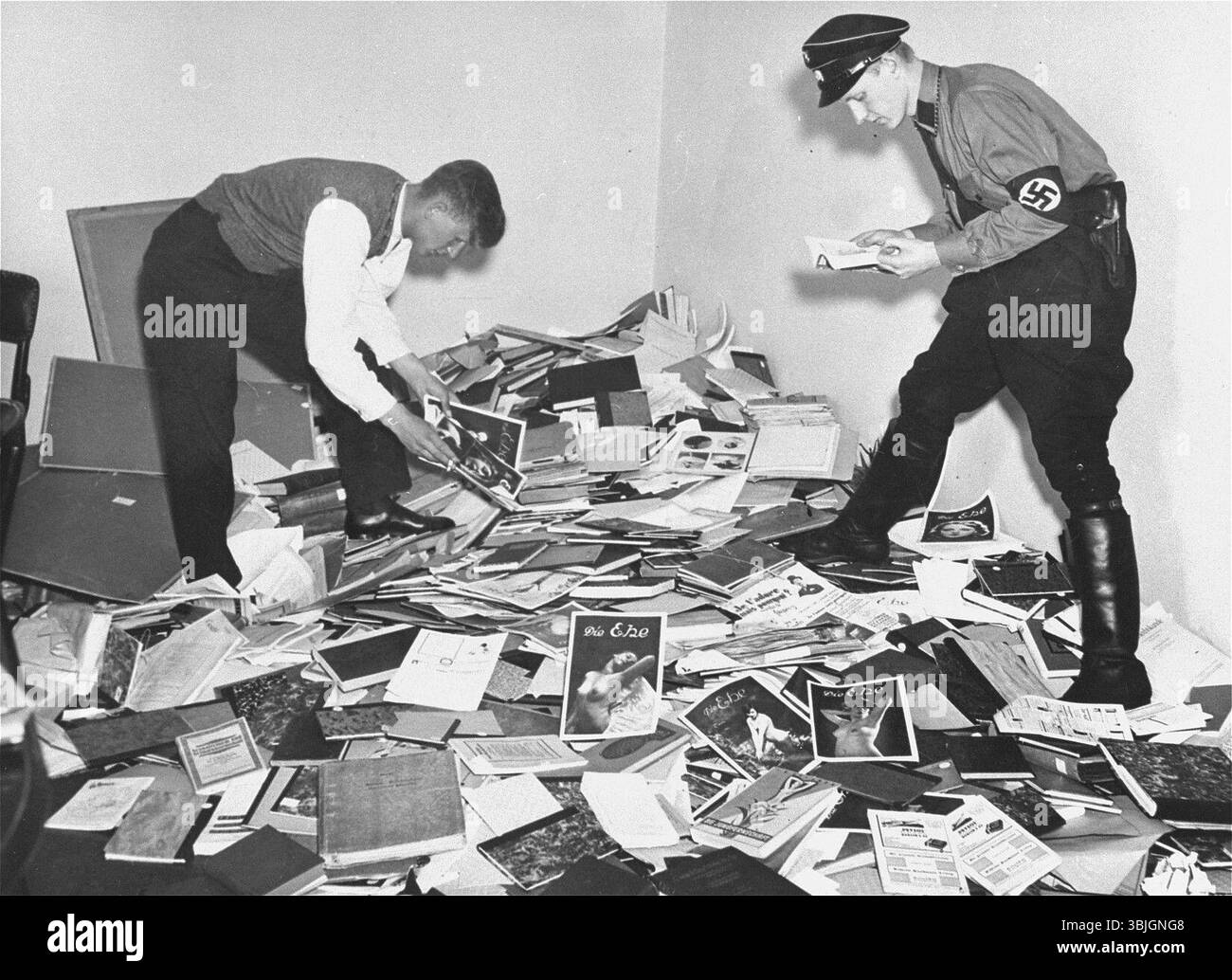 Nazi-Deutschland 1933-05 Hirschfeld-Institut Berlin-Bibliothek plündert Studenten und SS-Mann in Bücher und Publikationen, die für die Verbrennung bestimmt sind. Archivfoto von Nazi-Deutschland, Credit: National Archive and Records Administration, Stockfoto