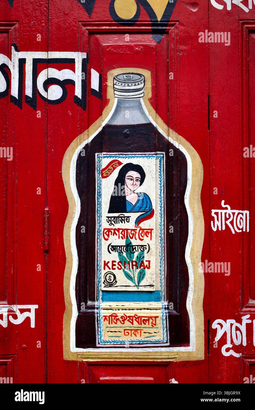 Volkstümliches Gemälde einer ayurvedischen Haarölflasche „Keshraj“ mit weiblicher Figur, ausgestellt an einer Ladenwand in Kuakata, Bangladesch. Stockfoto