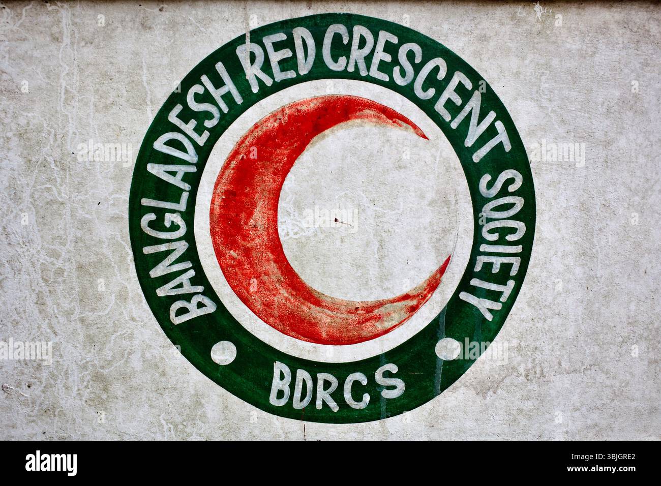 Verblasstes Wandbild des Emblems der Bangladesch Red Crescent Society (BDRCS), das an einer Wand in Jessore, Bangladesch, gemalt ist und humanitäre Hilfe symbolisiert. Stockfoto
