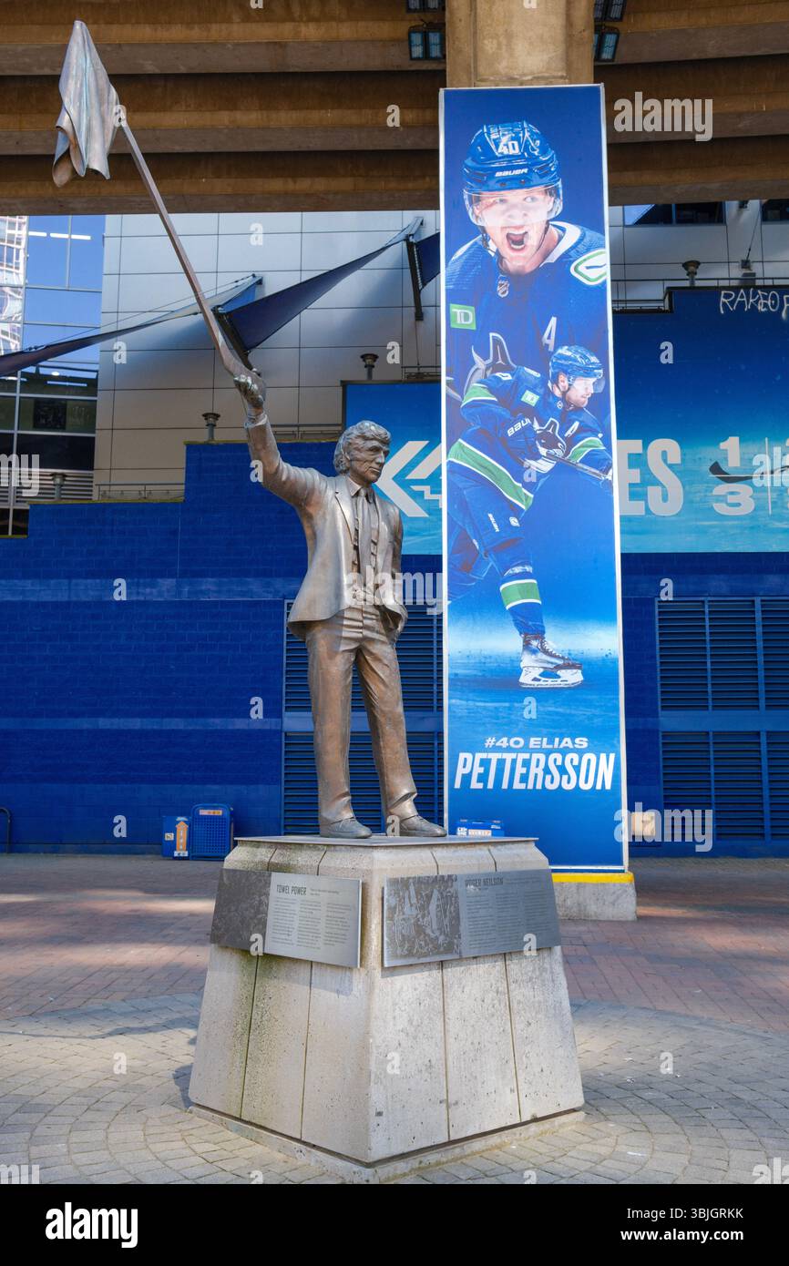 Eine historische Bronzestatue von Vancouver Canucks' Trainer Roger Neilson, der ein Handtuch an einem Stock hält, in der Rogers Arena in Vancouver, BC. Stockfoto