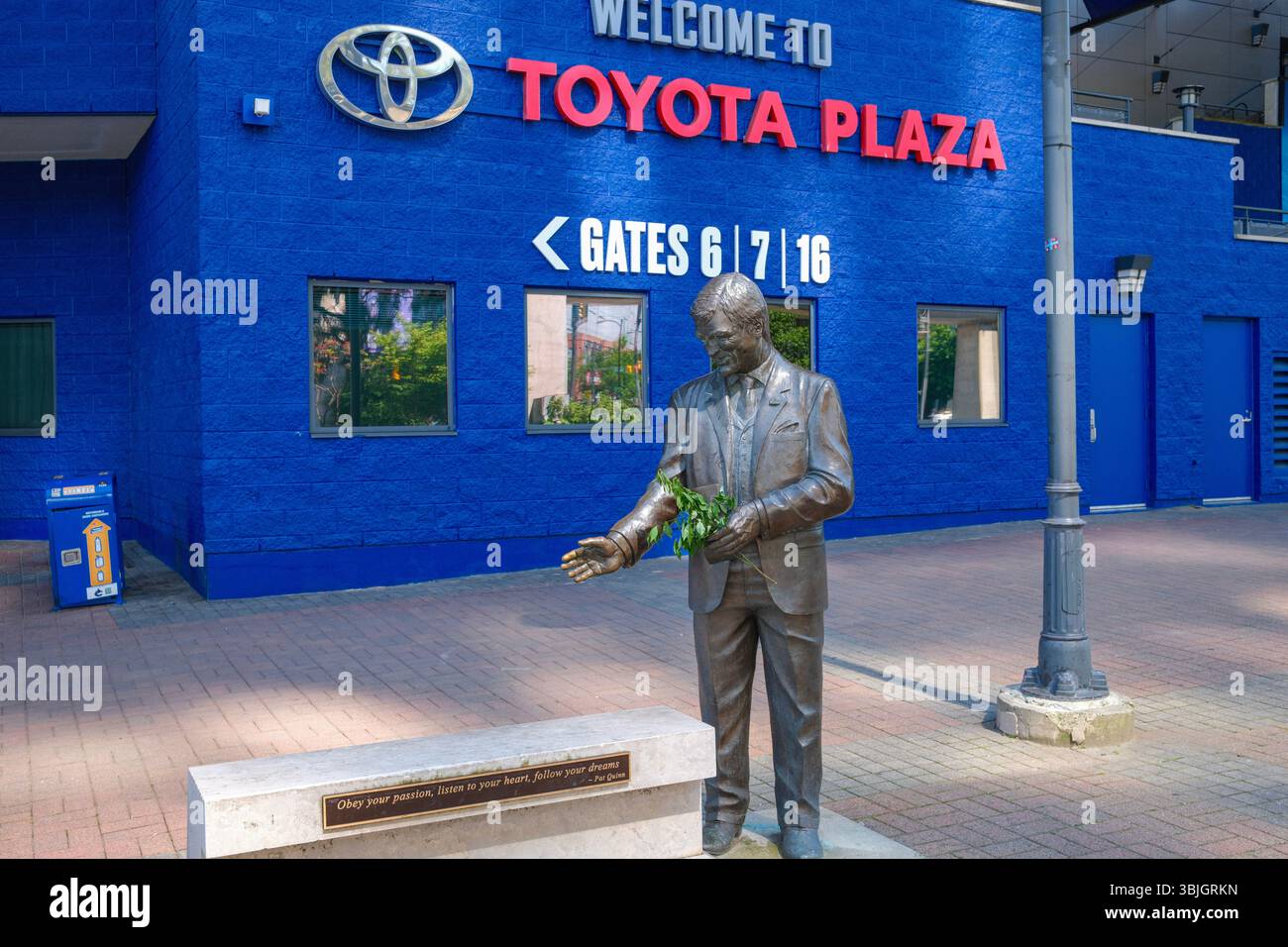 Die Pat Quinn Bronzestatue in der Rogers Arena, Heimat der Vancouver Canucks. Stockfoto