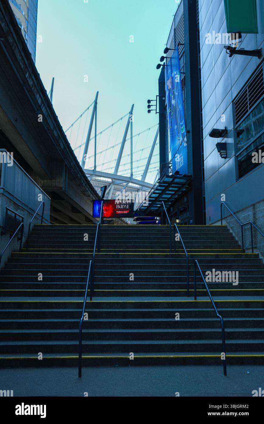 Die Treppe führt entlang der Rogers Arena in Richtung BC Place Stadium und zum Zentrum von Vancouver, BC. Stockfoto