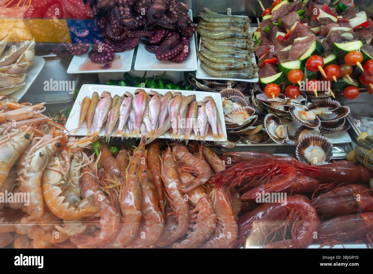 Verschiedene mediterrane Meeresfrüchte zum Verkauf trendiger Mercado de Atarazanas Markt Malaga Spanien frische Austern Hummer Krabben Garnelen Jakobsmuscheln Fisch Kebab Stockfoto