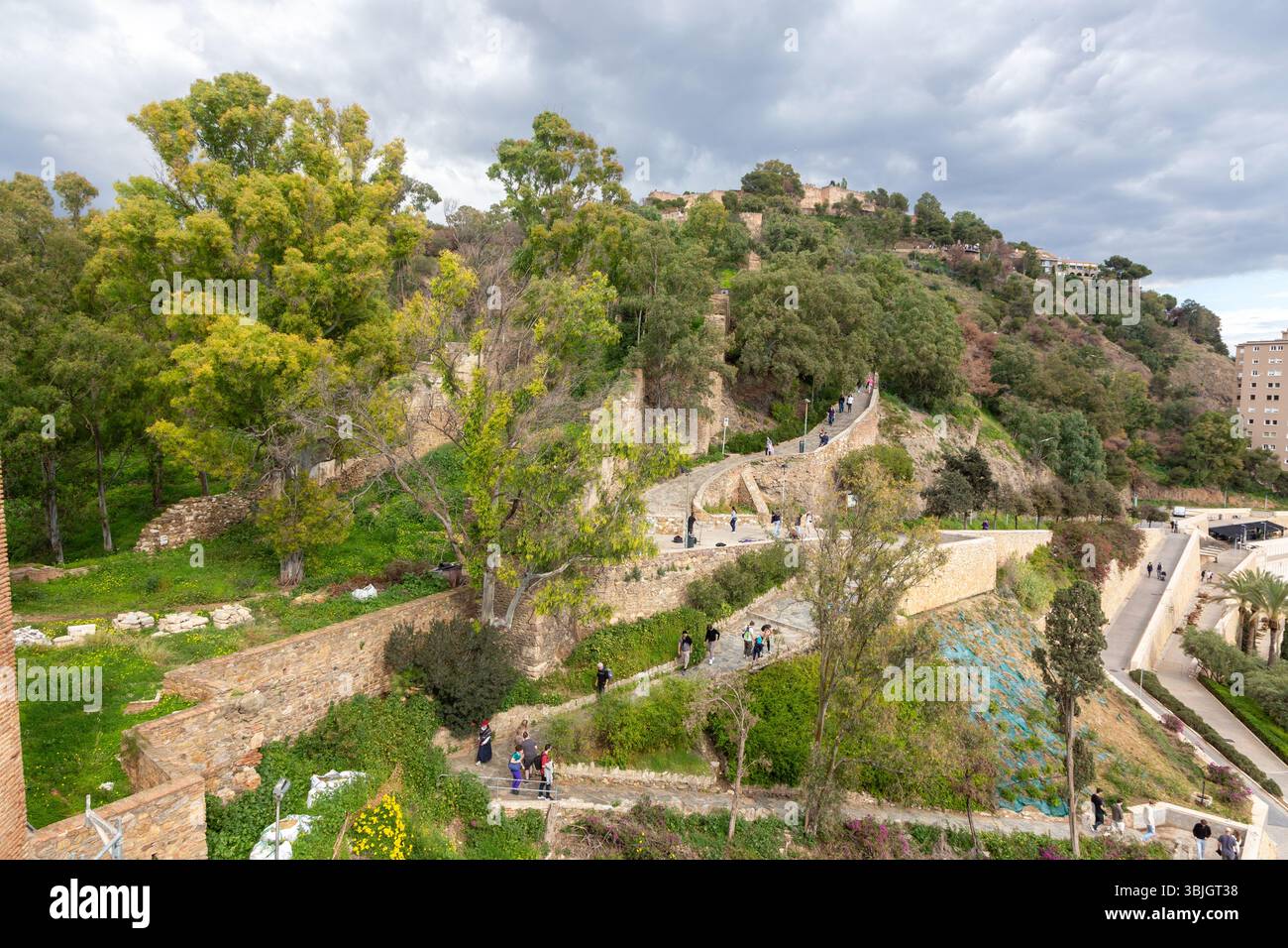 Touristengruppen Wandern Auf Der Festung Gibralfaro, Verteidigungsmauern Der Zitadelle. Aussichtspunkt über der mediterranen Festung Alcazaba, Malaga, Spanien Stockfoto