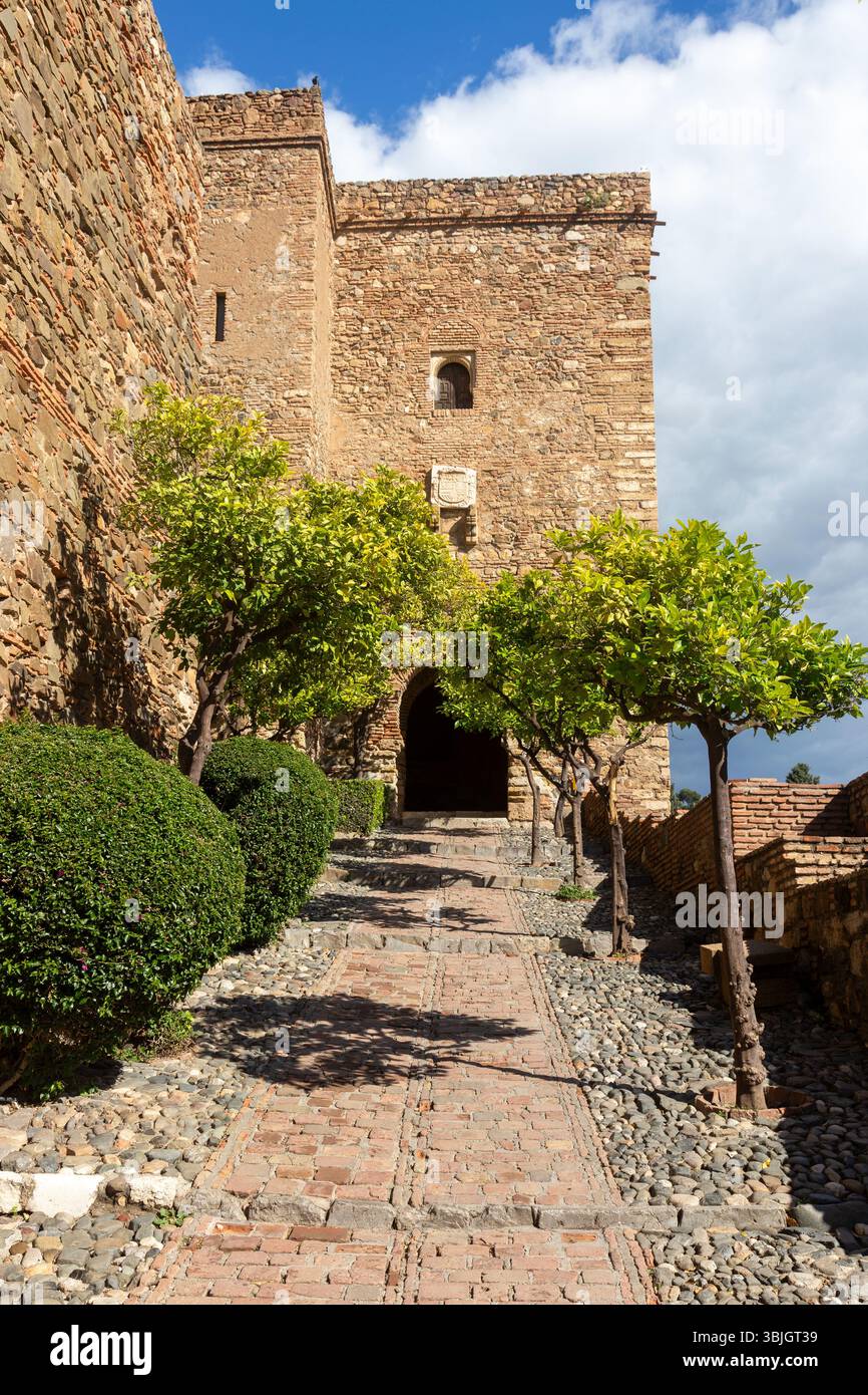Treppe Der Festung Alcazaba, Mediterrane Palastartige Festungsmauern. Berühmtes Gibralfaro Castle Ummauerter Korridor Porträt Malaga Spanien Stockfoto