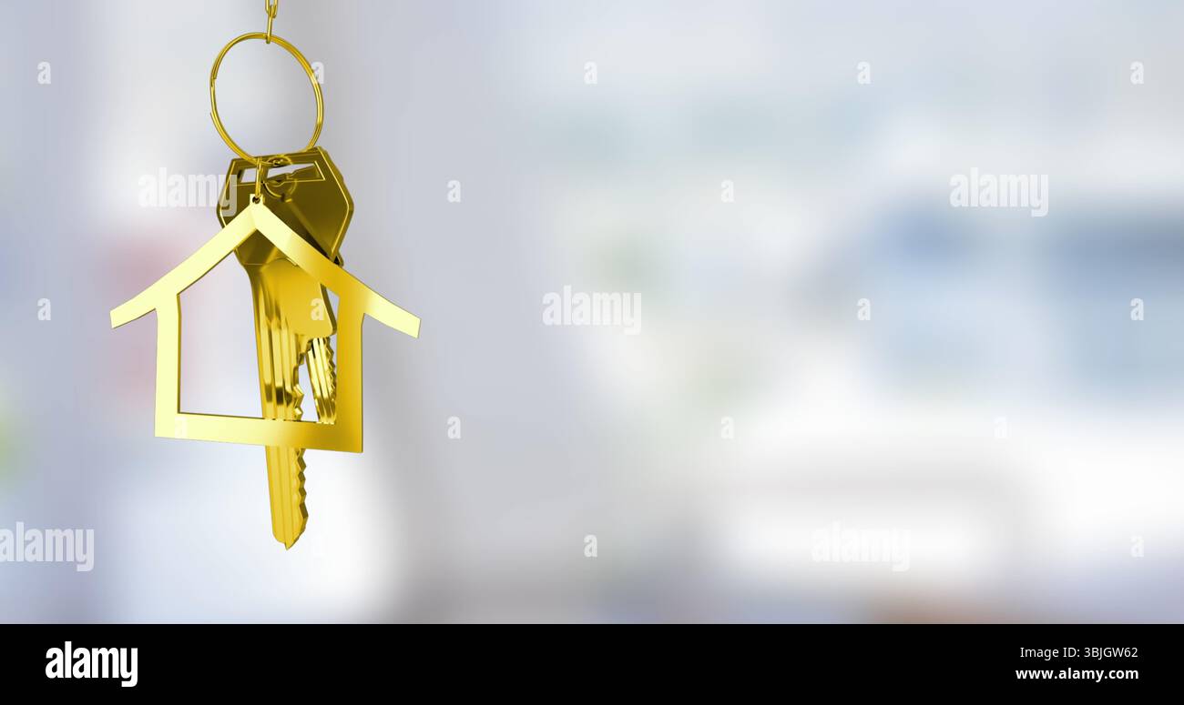 Hängender goldener Schlüsselanhänger in häuslicher Form mit Metallschlüsseln im hellen Innenraum, Kopierraum Stockfoto
