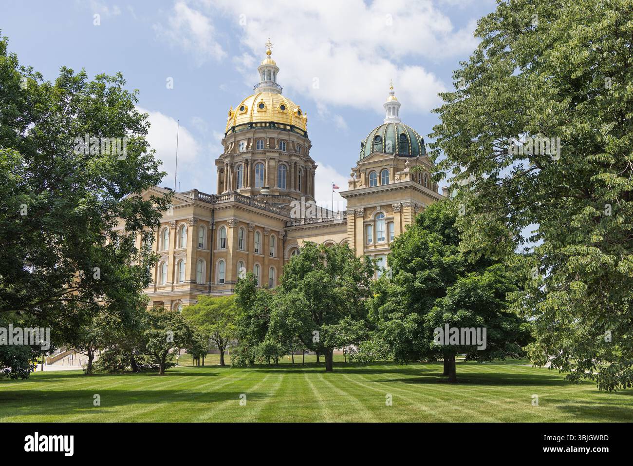 Die goldene Kuppel des State Capitol in des Moines, Iowa im Frühsommer. Stockfoto