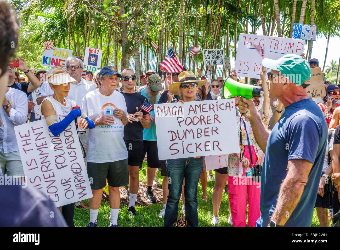 Miami Beach Florida, Pride Park, Proteste am No Kings Day organisierte Demonstration, Anti-Donald Trump Präsident Präsident 79. Geburtstag, Autoritaria Stockfoto