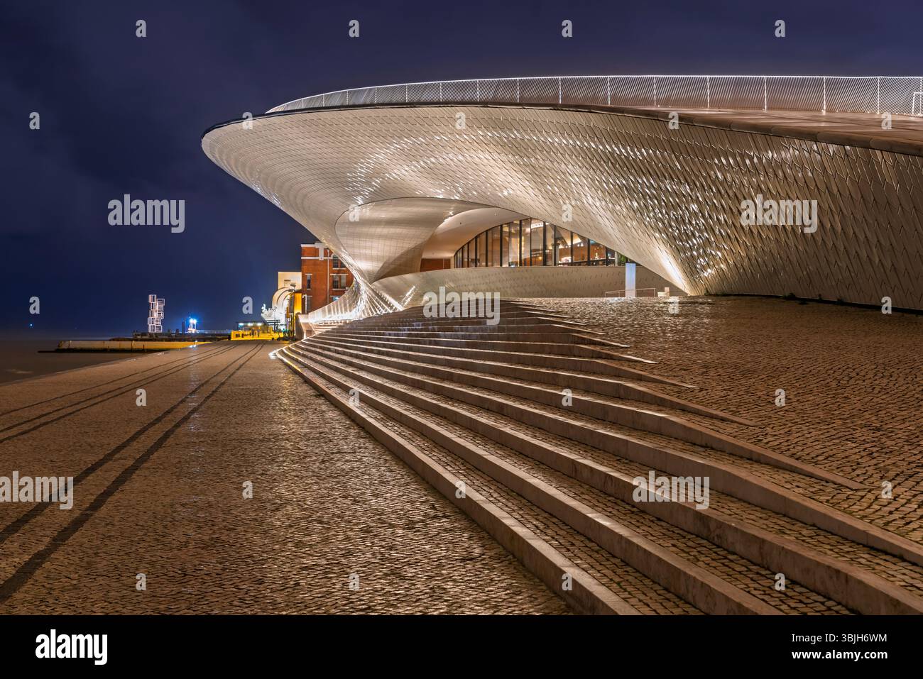 Das Museum für Kunst, Architektur und Technologie beleuchtet bei Nacht in Belem, Lissabon, Portugal, Europa. Stockfoto