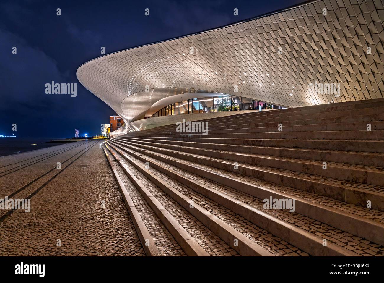 Das Museum für Kunst, Architektur und Technologie beleuchtet bei Nacht in Belem, Lissabon, Portugal, Europa. Stockfoto