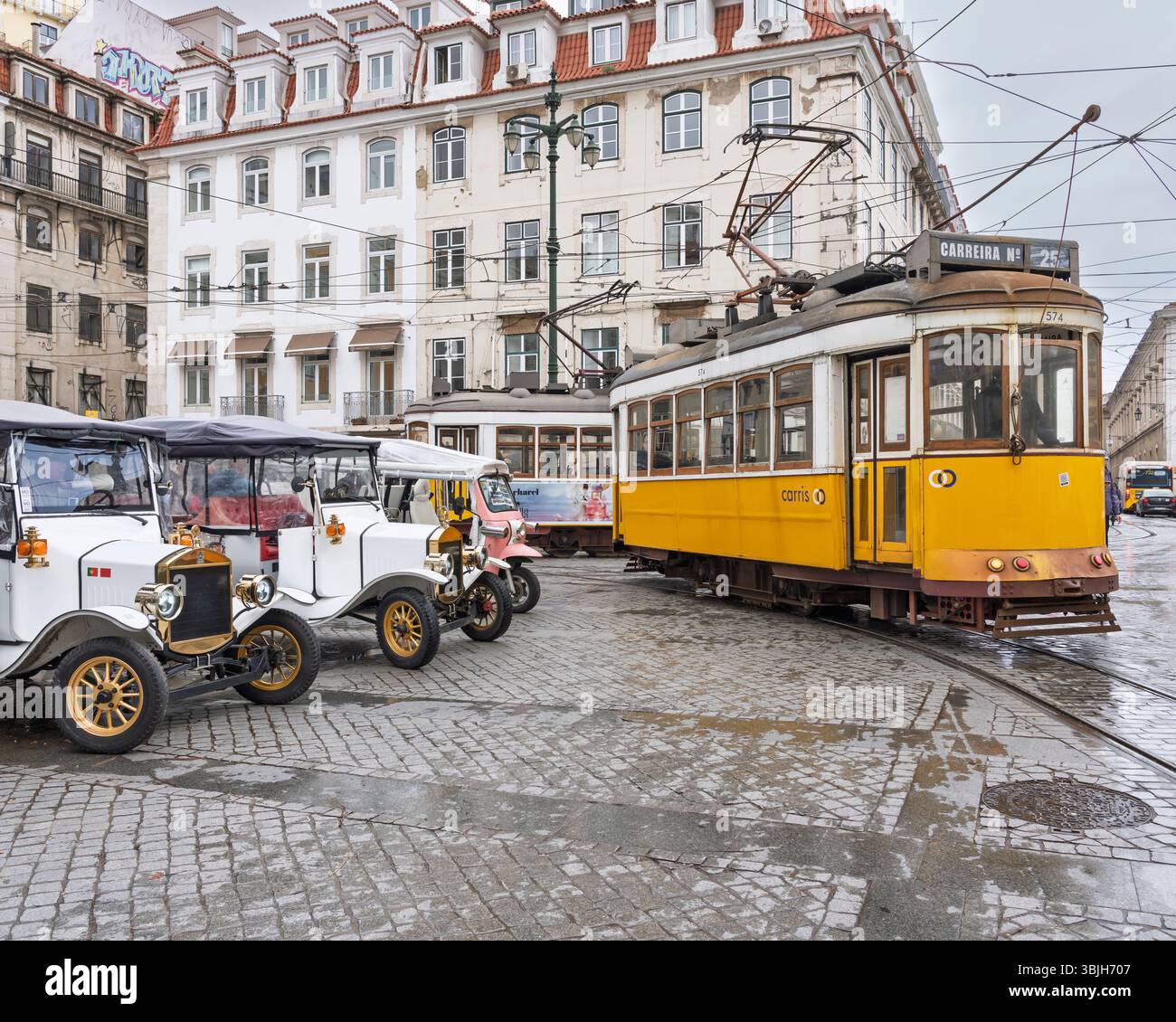 Straßenbahnen und Tourfahrzeuge auf den Straßen von Lissabon, Portugal, Europa. Stockfoto