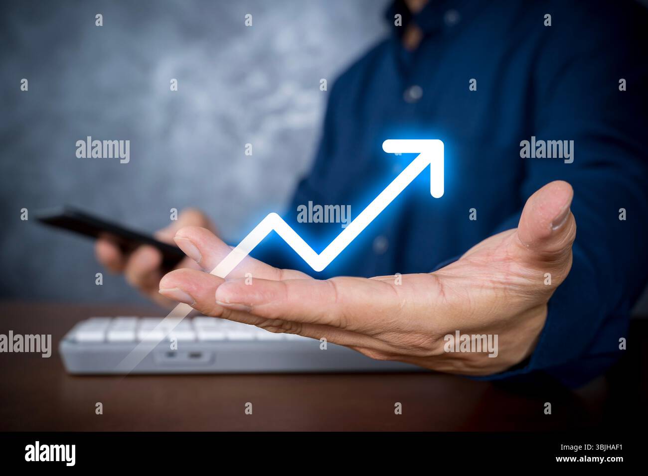 Das über der Hand schwankende Aufwärtspfeilen zeigt das Geschäftswachstum, den finanziellen Erfolg, die Leistungsverbesserung und den strategischen Fortschritt an. Ideal für Conce Stockfoto