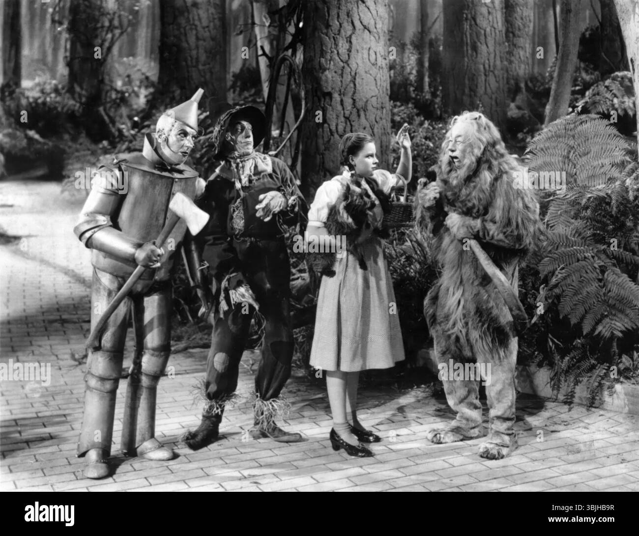 Der Zauberer von Oz spielt aus dem MGM-Film von 1939 mit Jack Haley (Tinman), Ray Bolger (Vogelscheuche), Judy Garland (Dorothy) und Bert Lahr (feiger Löwe). Stockfoto