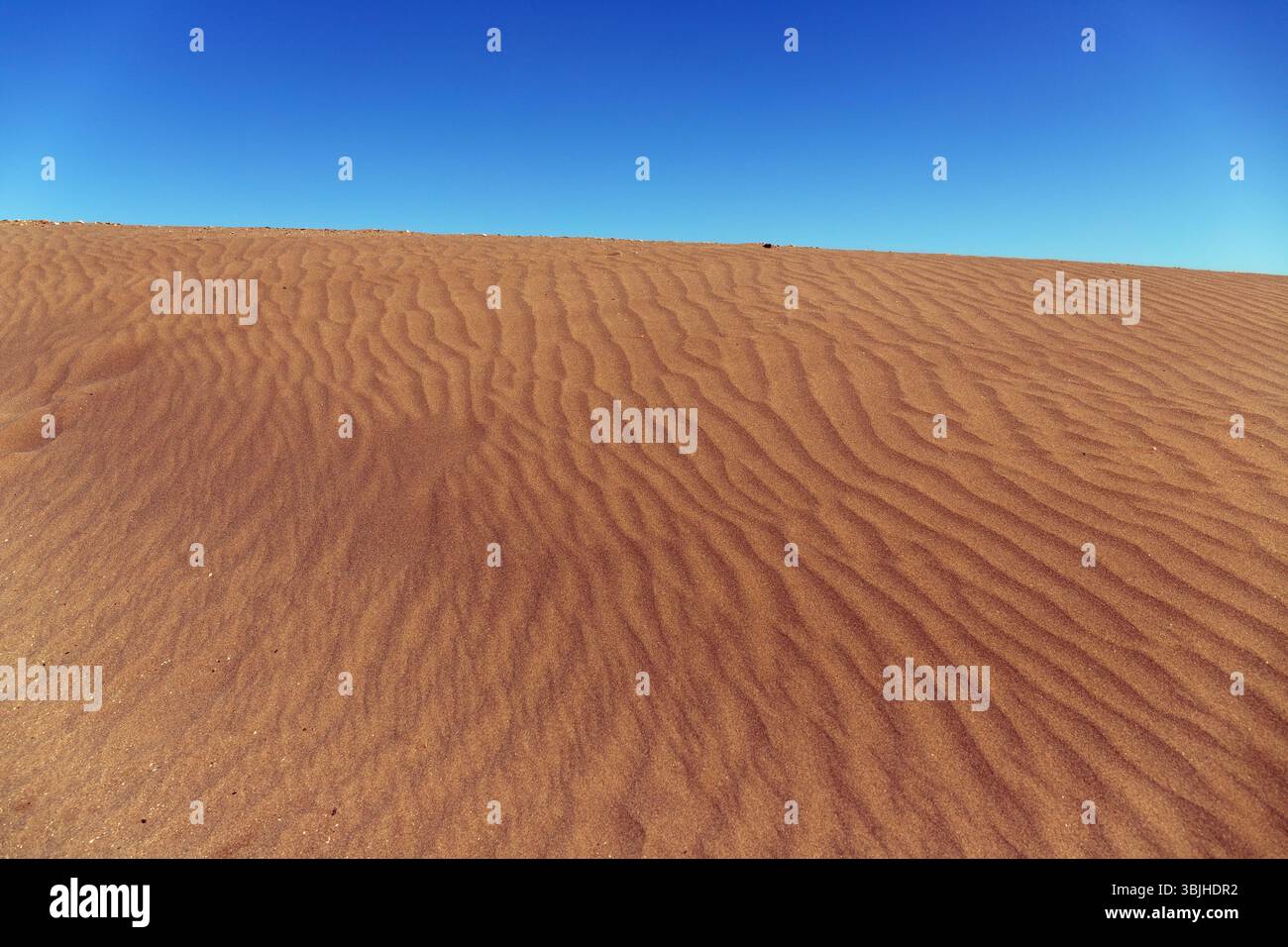 Wunderschöne Sandstruktur mit blauem Himmel. Stockfoto