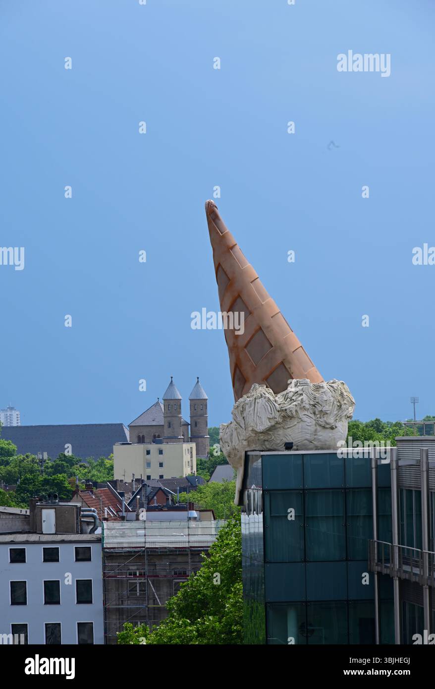 Riesige Eiskegelskulptur am Neumarkt in Köln. Stockfoto