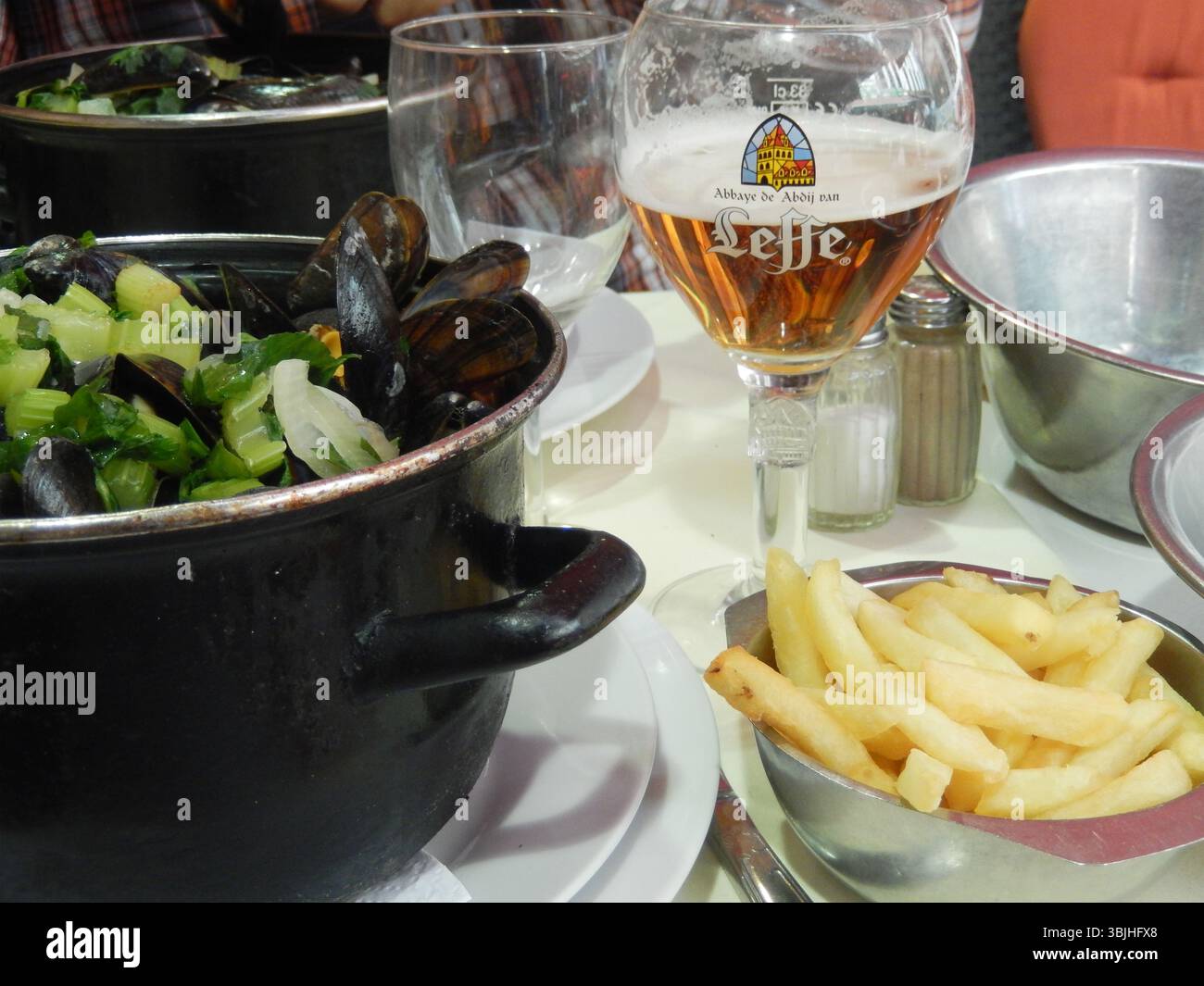 Köstliche Belgische Küche Mit Muscheln, Pommes Und Authentischem Leffe-Bier. Brüssel, Belgien Stockfoto