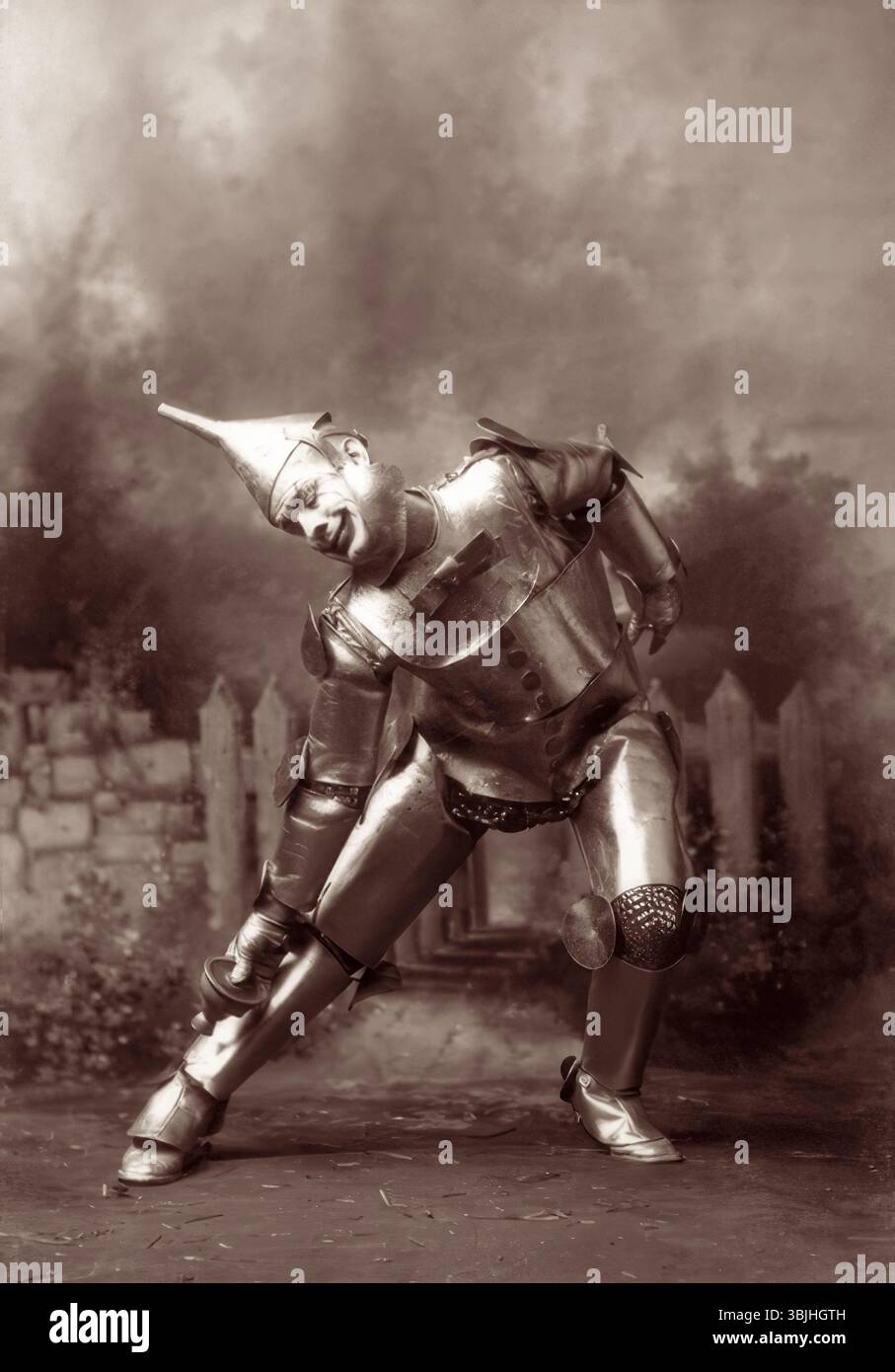 David C. Montgomery als The Tin Woodman in der Bühnenproduktion von The Wizard of Oz, die 1902 in Chicago uraufgeführt wurde und 1903 an den Broadway in New York wechselte. (USA) Stockfoto