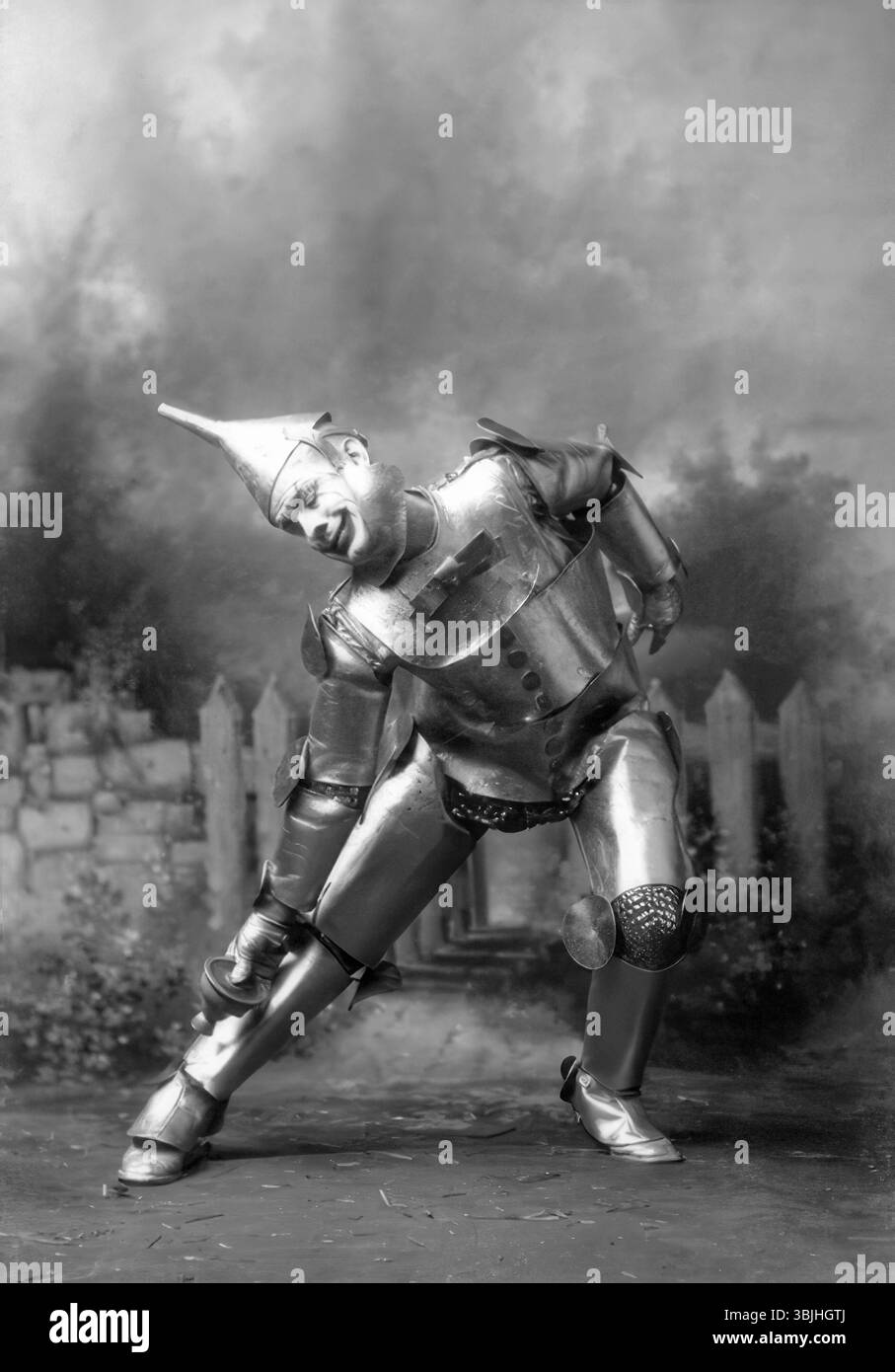 David C. Montgomery als The Tin Woodman in der Bühnenproduktion von The Wizard of Oz, die 1902 in Chicago uraufgeführt wurde und 1903 an den Broadway in New York wechselte. (USA) Stockfoto