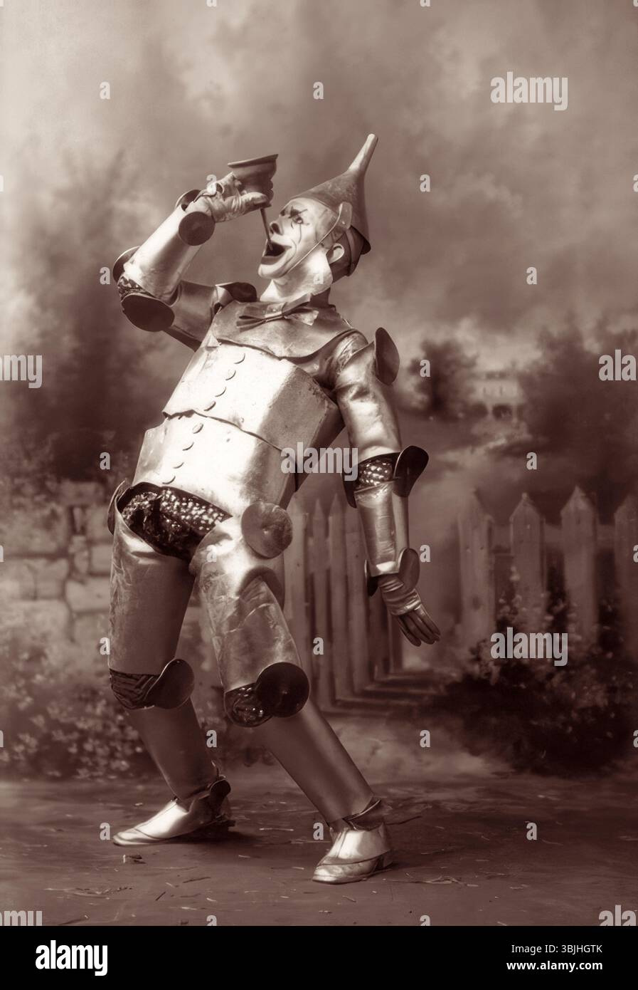 David C. Montgomery als The Tin Woodman in der Bühnenproduktion von The Wizard of Oz, die 1902 in Chicago uraufgeführt wurde und 1903 an den Broadway in New York wechselte. (USA) Stockfoto