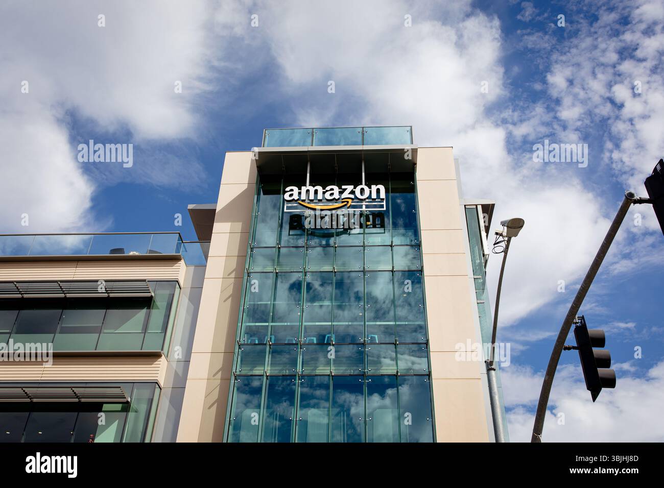 Palo Alto, Kalifornien, USA - 25. Oktober 2024: Nahaufnahme des Amazon-Logozeichens auf dem Bürogebäude des Unternehmens in Palo Alto, Silicon Valley, SF Bay Area Stockfoto