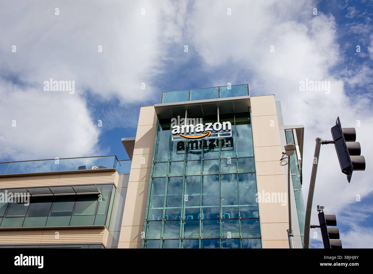 Palo Alto, Kalifornien, USA - 25. Oktober 2024: Nahaufnahme des Amazon-Logozeichens auf dem Bürogebäude des Unternehmens in Palo Alto, Silicon Valley, SF Bay Area Stockfoto