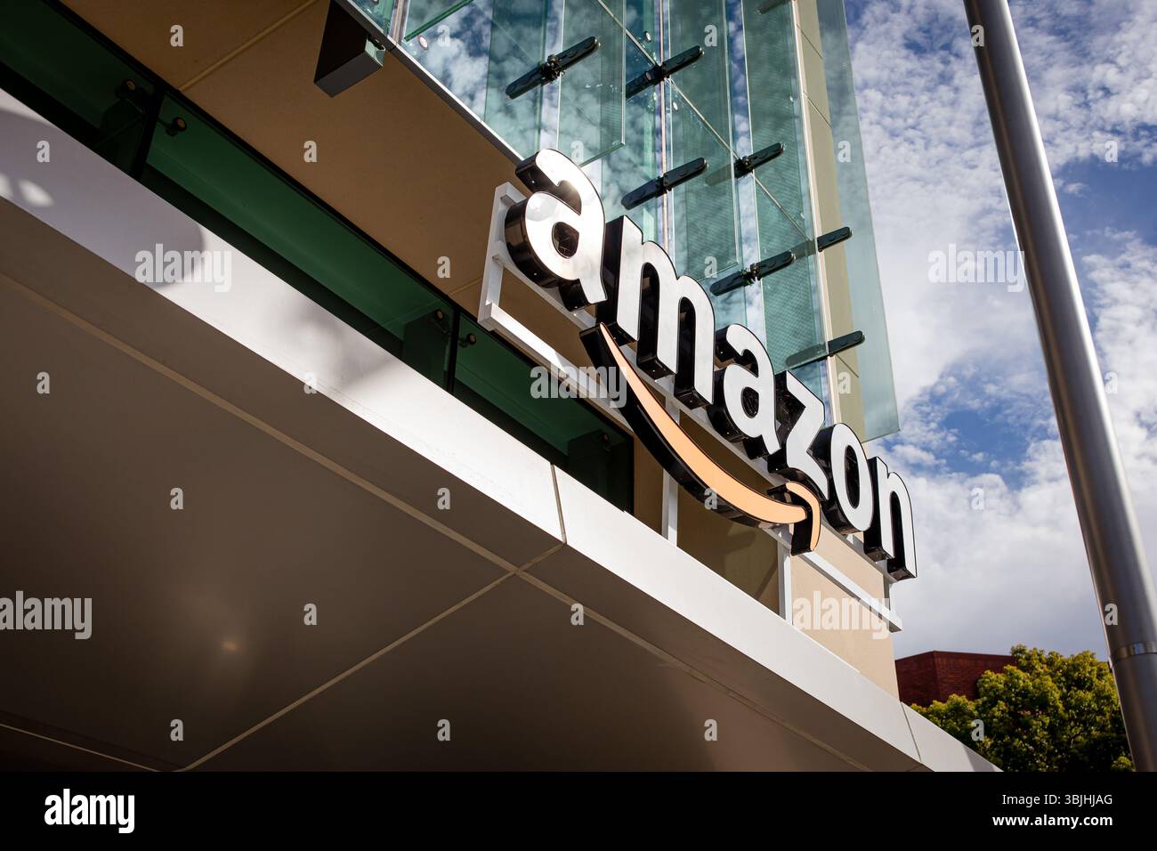 Palo Alto, Kalifornien, USA - 25. Oktober 2024: Nahaufnahme des Amazon-Logozeichens auf dem Bürogebäude des Unternehmens in Palo Alto, Silicon Valley, SF Bay Area Stockfoto