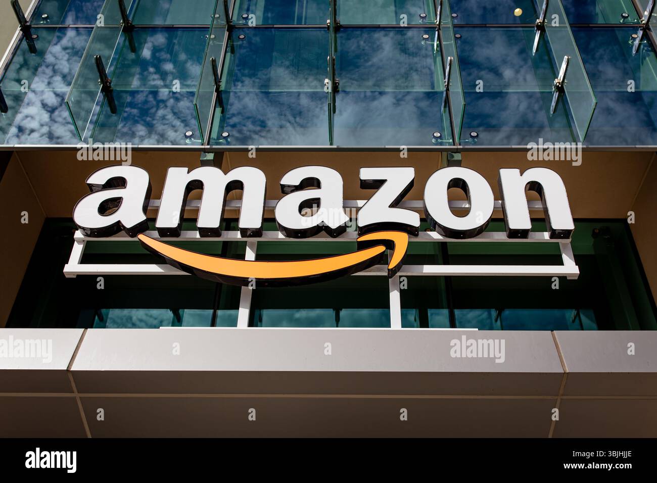 Palo Alto, Kalifornien, USA - 25. Oktober 2024: Nahaufnahme des Amazon-Logozeichens auf dem Bürogebäude des Unternehmens in Palo Alto, Silicon Valley, SF Bay Area Stockfoto