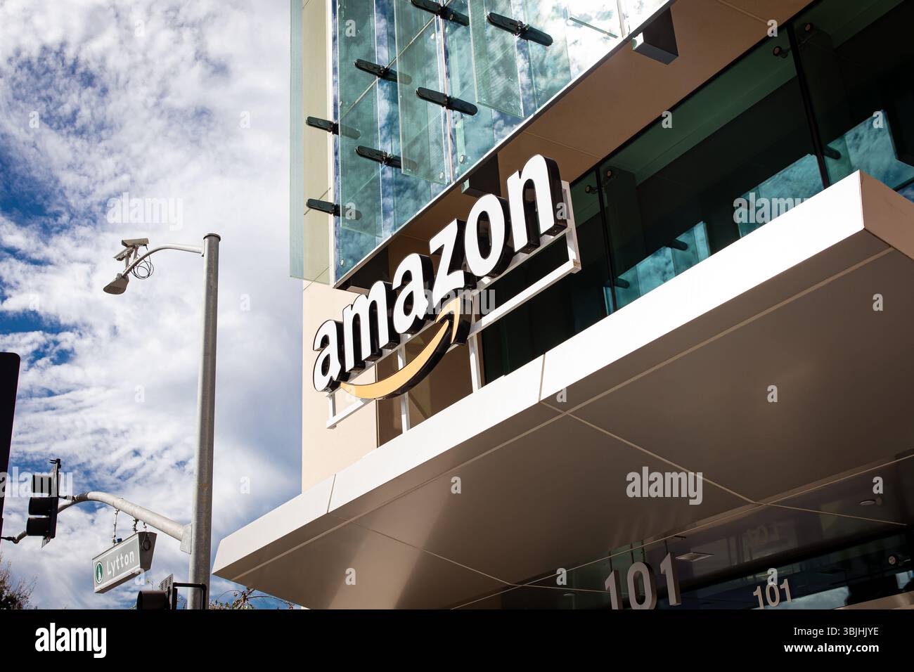 Palo Alto, Kalifornien, USA - 25. Oktober 2024: Nahaufnahme des Amazon-Logozeichens auf dem Bürogebäude des Unternehmens in Palo Alto, Silicon Valley, SF Bay Area Stockfoto