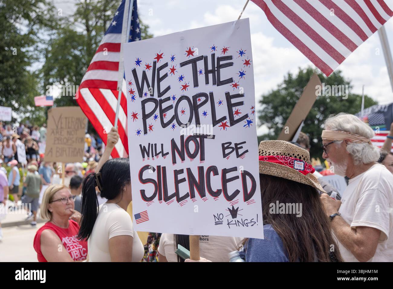 Tausende von Menschen veranstalteten eine „No Kings“-Kundgebung in der Hauptstadt des Moines, um gegen Donald Trump und seine Militärparade am 14. Juni 2025 zu protestieren. Stockfoto