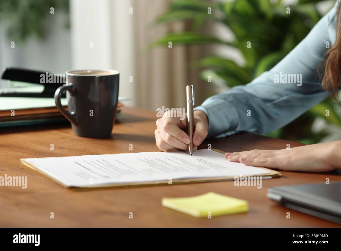 Nahaufnahme Porträt von Büroarbeitern, die einen Papiervertrag auf Holztisch unterzeichnen Stockfoto