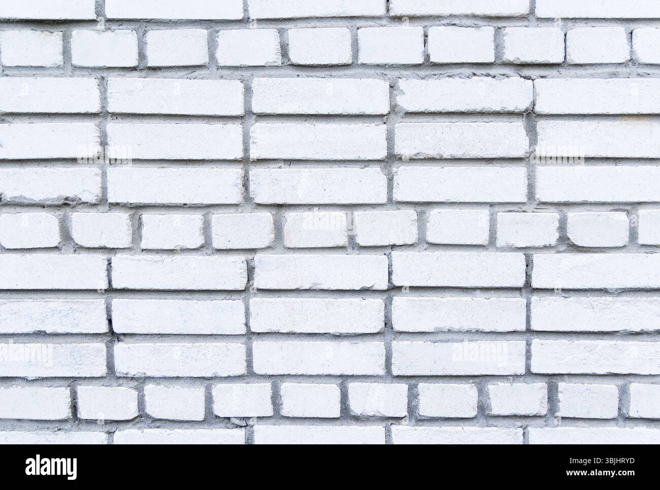 Weißer Backsteinmauerhintergrund mit einzigartigem Muster. Ein hochauflösendes Bild einer weißen Ziegelwand mit einem unverwechselbaren Muster, das ein klares und Stockfoto