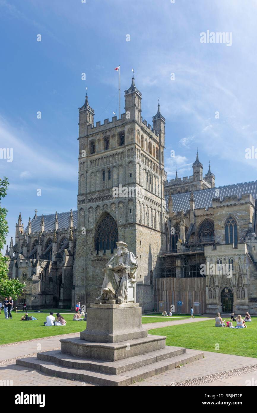 Der Südturm und Richard Hooker Statue, Kathedrale von Exeter, Exeter, Devon, England, Vereinigtes Königreich Stockfoto