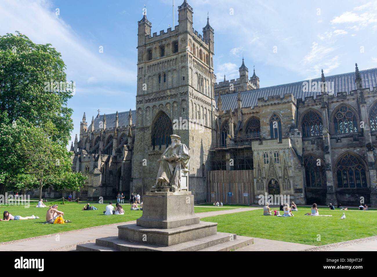Der Südturm und Richard Hooker Statue, Kathedrale von Exeter, Exeter, Devon, England, Vereinigtes Königreich Stockfoto