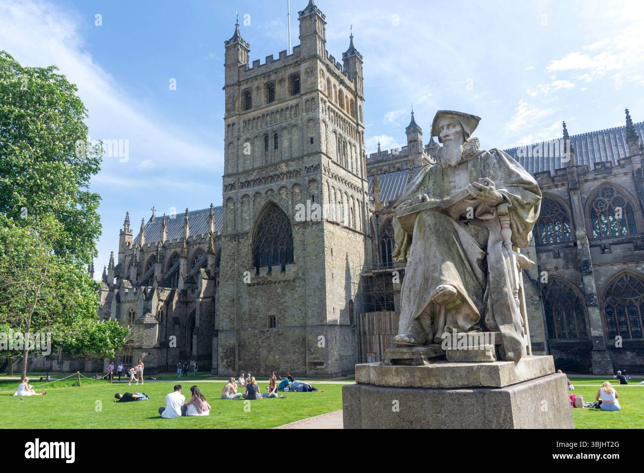 Der Südturm und Richard Hooker Statue, Kathedrale von Exeter, Exeter, Devon, England, Vereinigtes Königreich Stockfoto