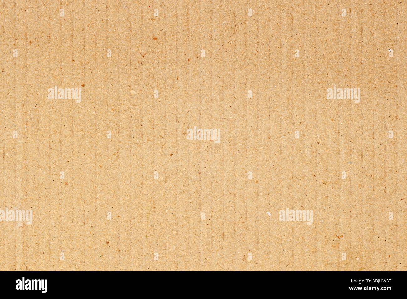Natürliche Kartonoberfläche mit recycelten Fasern und dezenten vertikalen Linien. Warmer beigefarbener Hintergrund für umweltfreundliche Designs und Mockups. Das Konzept des Papiers Stockfoto
