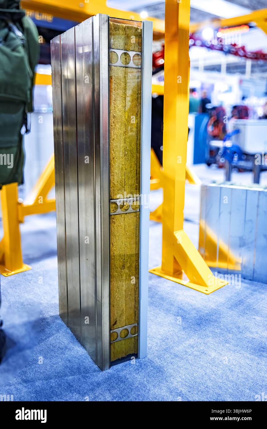 Konstruktionsplatte mit Isolierung und Metallverkleidung für Gebäudehülle und Verbesserung der Wärmeleistung. Stockfoto