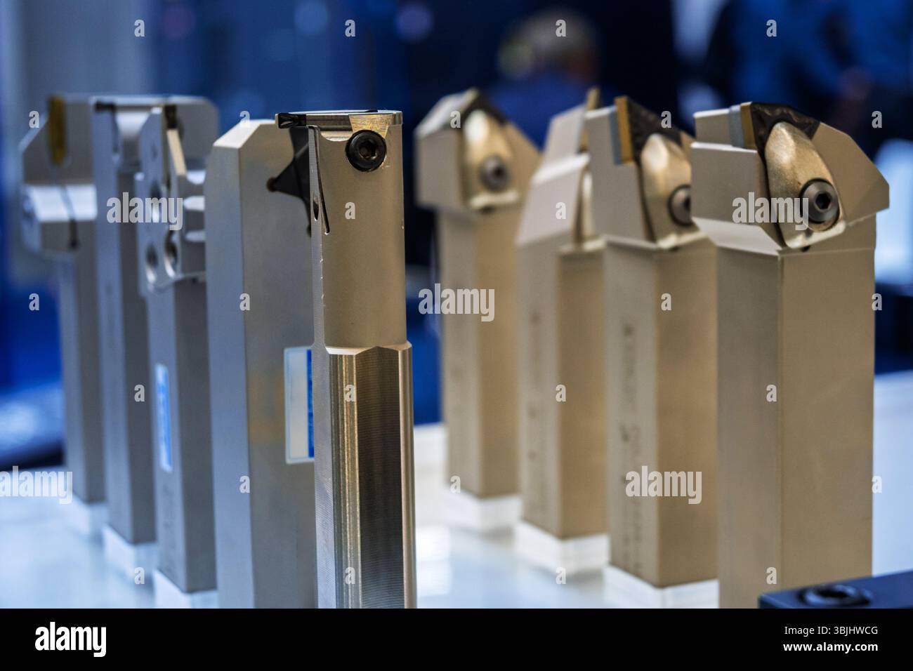 Präzisionsschneidwerkzeuge auf der Messe Metalworking Innovation and Manufacturing Excellence auf einem hellen Ausstellungstisch. Stockfoto