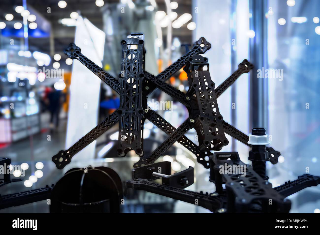 Detailansicht der leichten, schwarzen Kunststoffrahmen und Teile der Drohne. Konzentrieren Sie sich auf die komplizierten Strukturen und Verbindungen, die einem Unschärfe entgegengesetzt werden Stockfoto