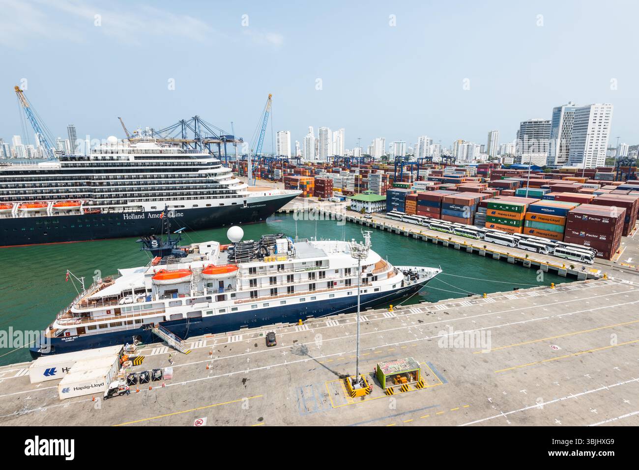 Cartagena, Kolumbien - 12. April 2024: Weitwinkelansicht des Hafens mit Kreuzfahrtschiffen, Hafenkränen und Schiffscontainern wird gegen die gerichtet Stockfoto
